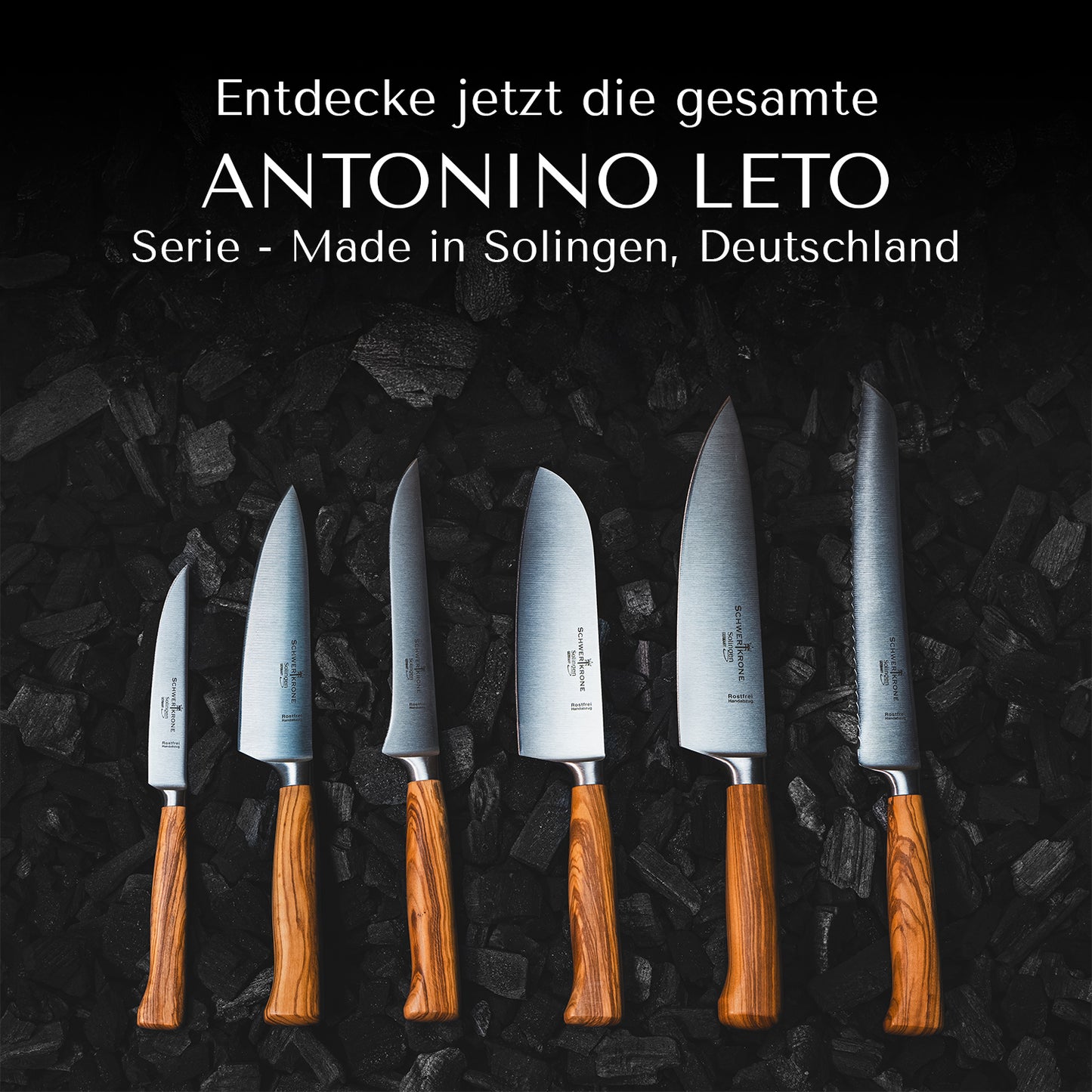 Schwertkrone Solingen Antonino Leto Serie Übersicht - Geschmiedete Messer mit Olivenholzgriff liegen auf Holzkohle